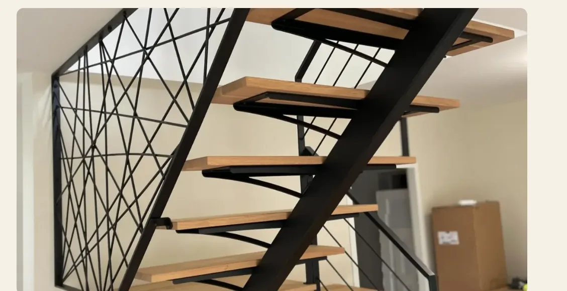 Escalier sur mesure en acier et bois avec garde-corps décoratif — Alliage Mobilier