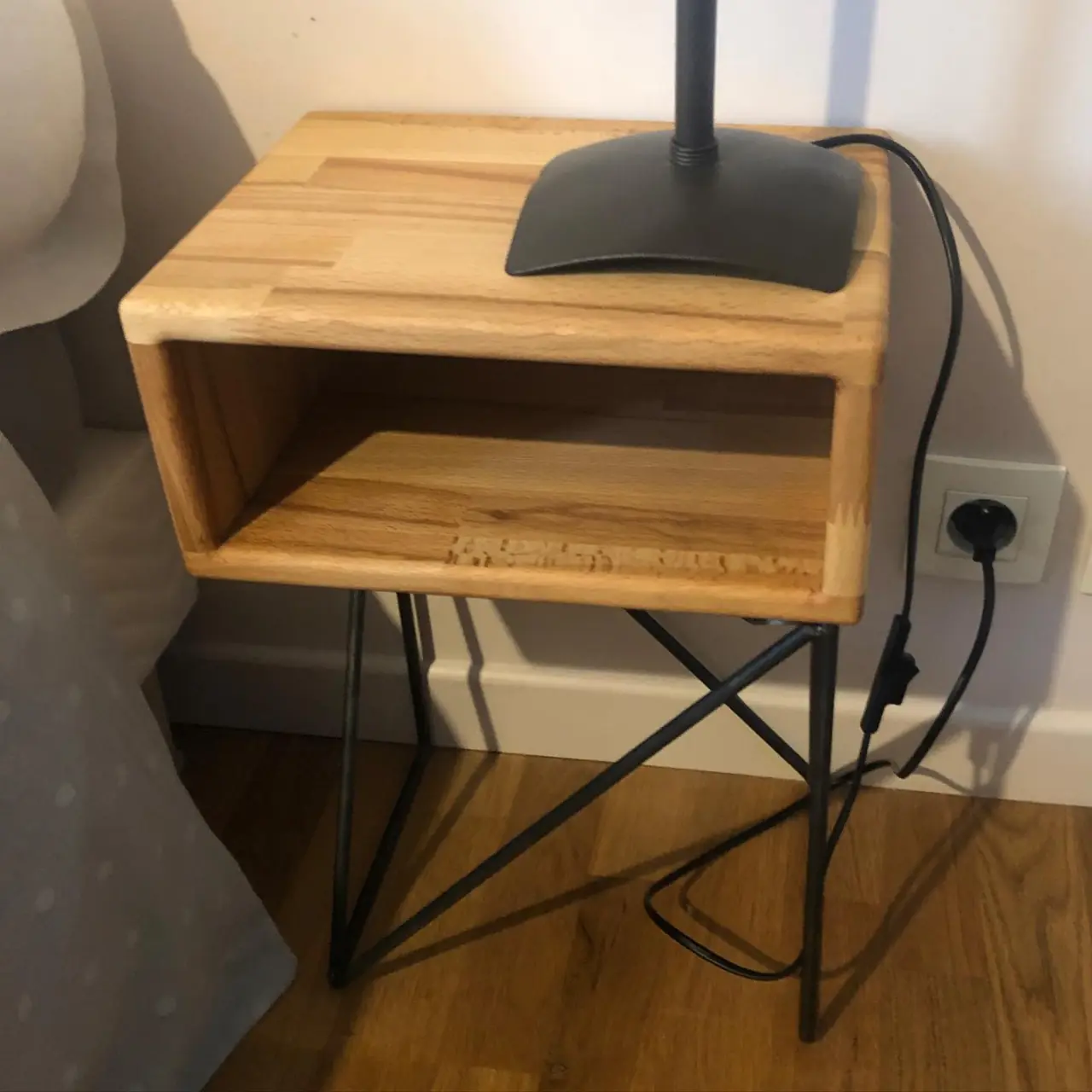 2 petites tables de nuit en Hêtre et piétement en acier — Alliage Mobilier (1)