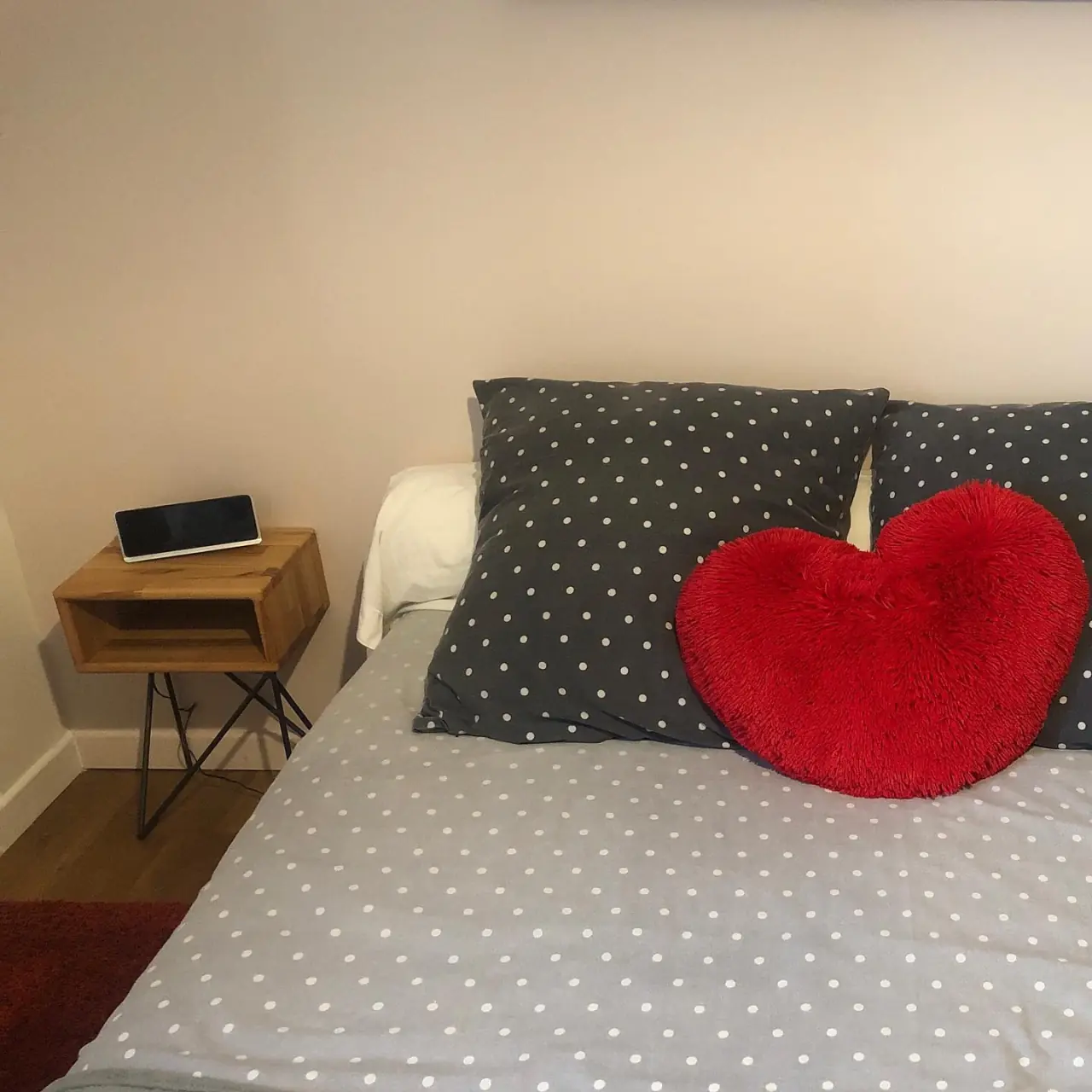2 petites tables de nuit en Hêtre et piétement en acier — Alliage Mobilier (2)