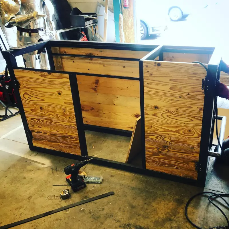 Bar en Acier brut et vieux bois en cours de réalisation — Mobilier Alliage Mobilier