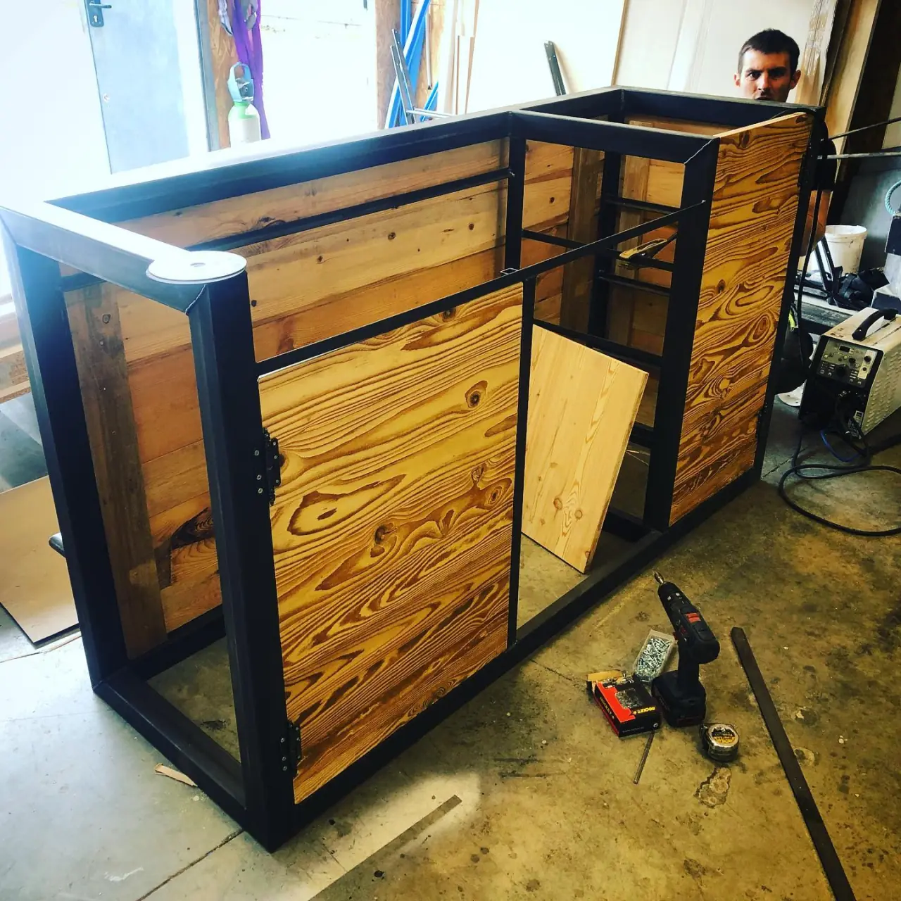 Bar en Acier brut et vieux bois en cours de réalisation — Alliage Mobilier (2)