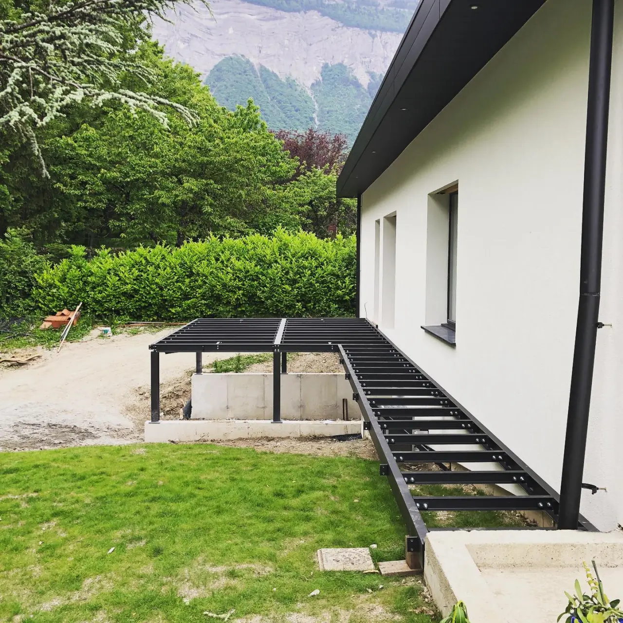 C’était pose d’une belle structure métallique de… — Alliage Mobilier (1)