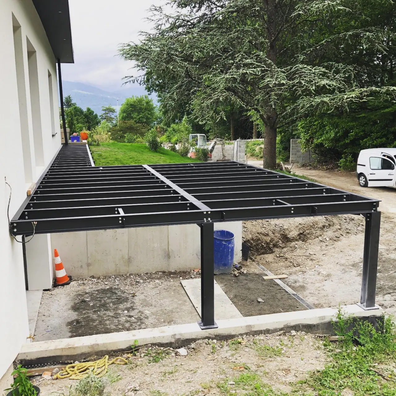 C’était pose d’une belle structure métallique de… — Alliage Mobilier (6)