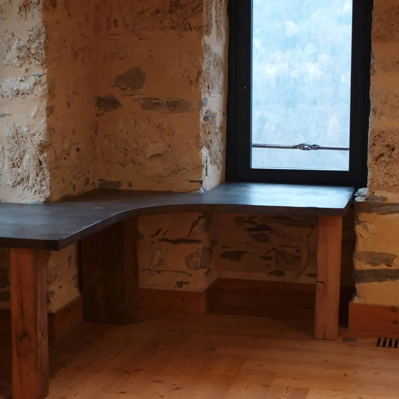Ces 2 énorme bureaux en béton ciré sont arrivés dans… — Alliage Mobilier (1)