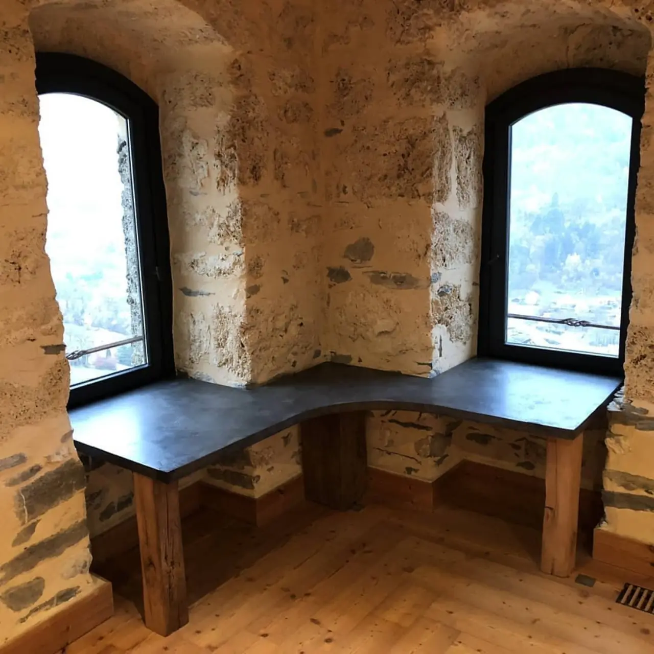 Ces 2 énorme bureaux en béton ciré sont arrivés dans… — Alliage Mobilier (2)