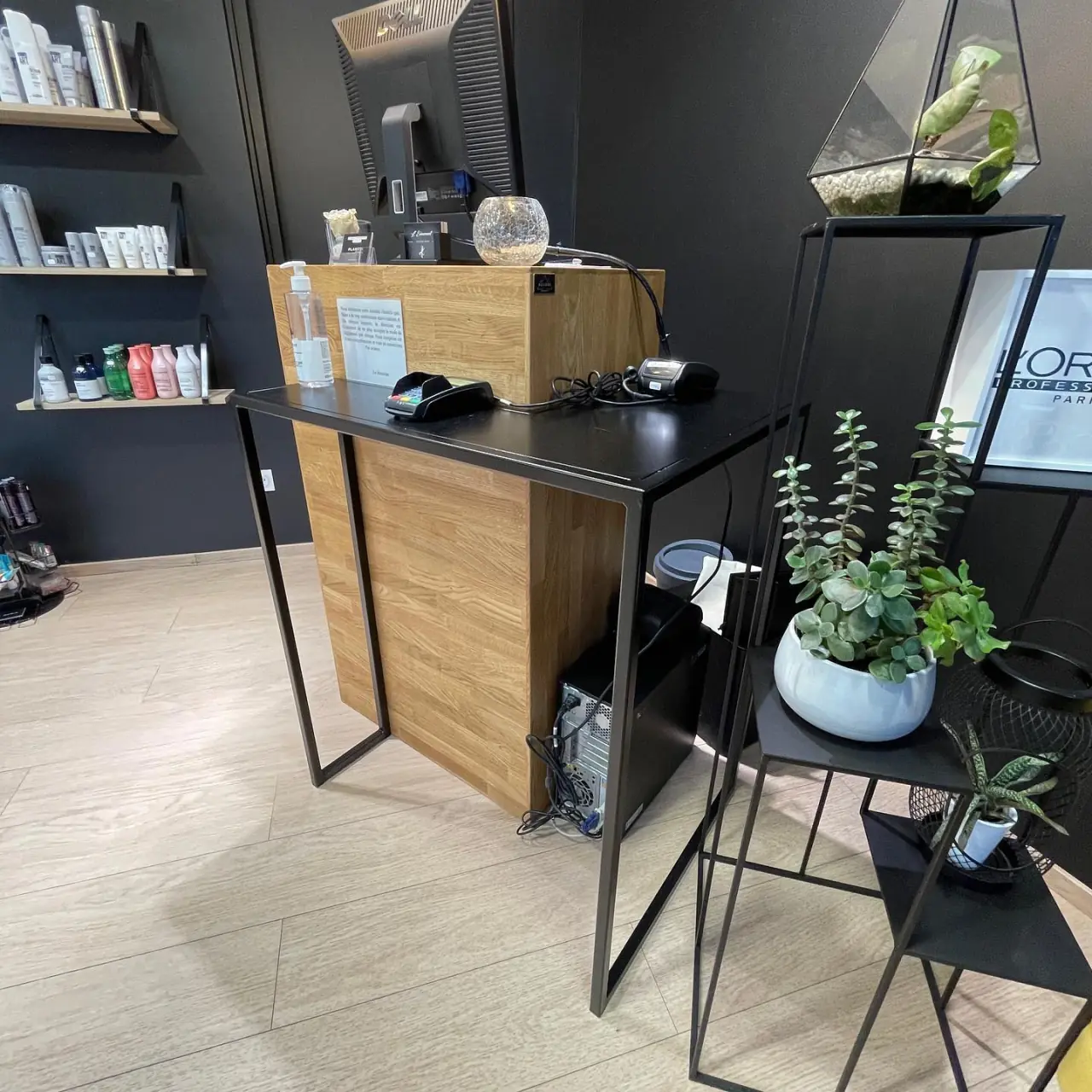 Création d’une banque d’accueil et d’un cache radiateur… — Alliage Mobilier (2)