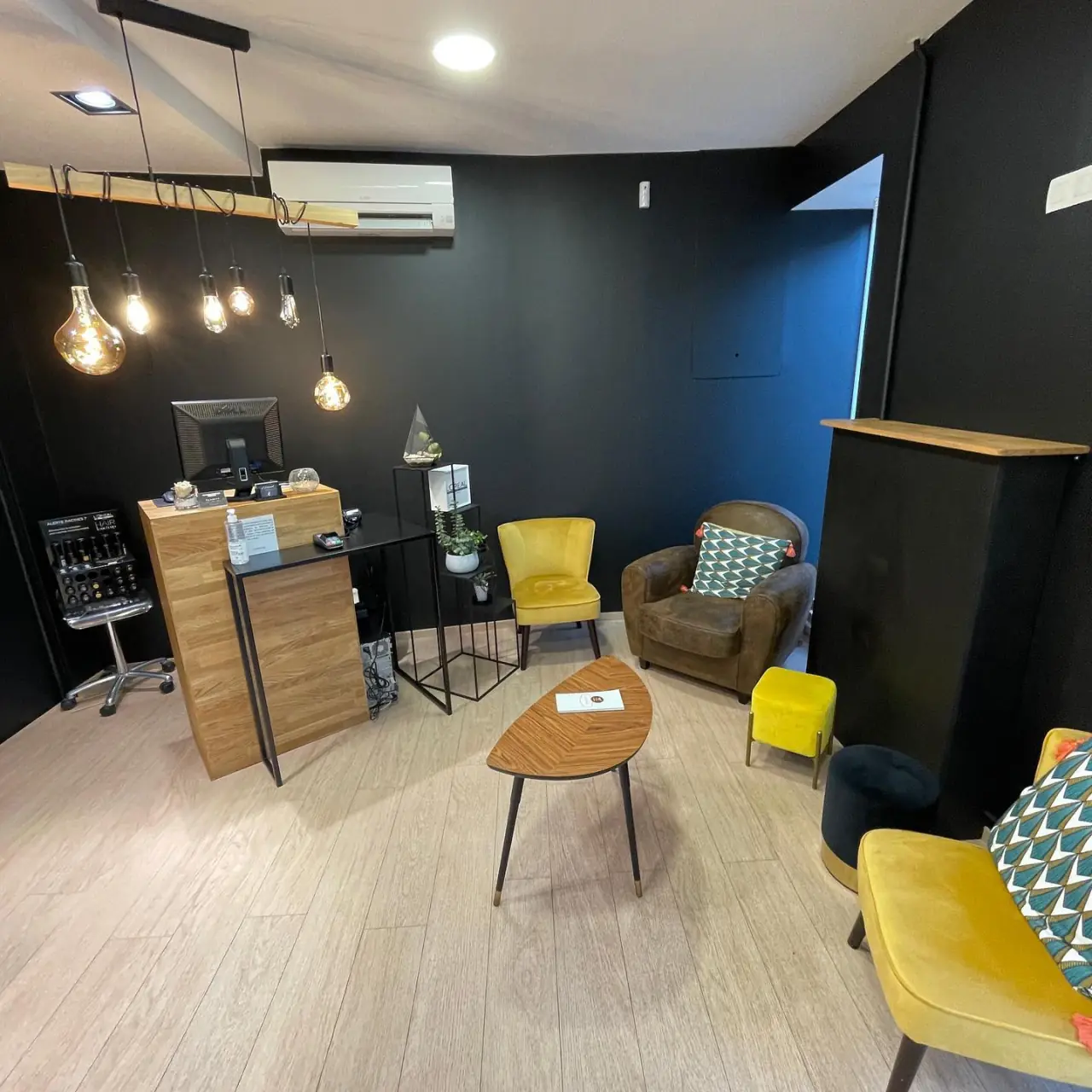 Création d’une banque d’accueil et d’un cache radiateur… — Alliage Mobilier (3)