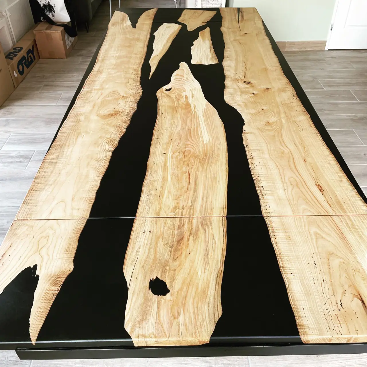 Création d’une table époxy noire et frêne et piétement… — Alliage Mobilier à Crolles (3)