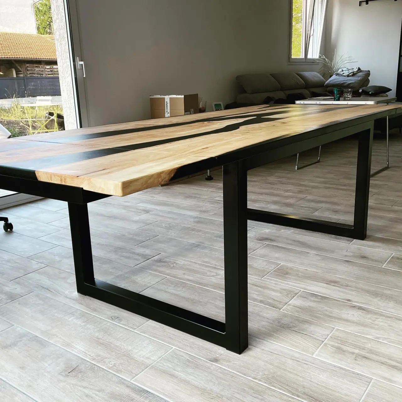 Création d’une table époxy noire et frêne et piétement… — Alliage Mobilier à Crolles (4)