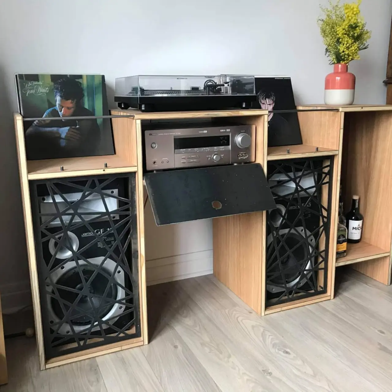 Création du jour, un meuble pour systèmes audio avec… — Alliage Mobilier (2)