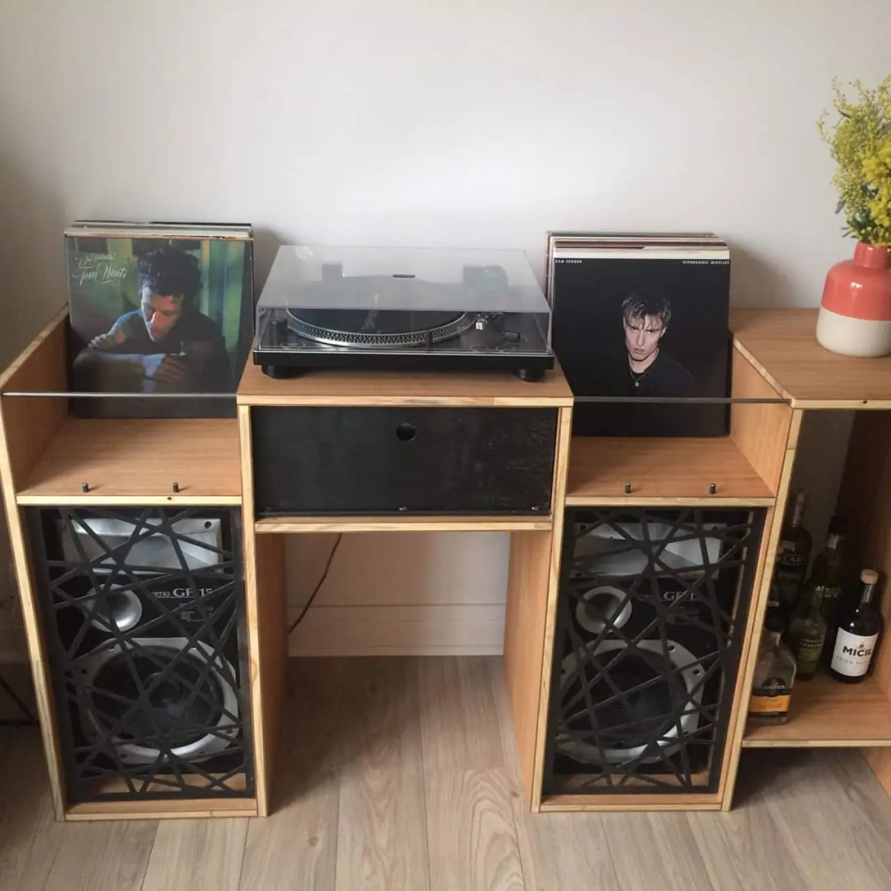 Création du jour, un meuble pour systèmes audio avec… — Alliage Mobilier (4)