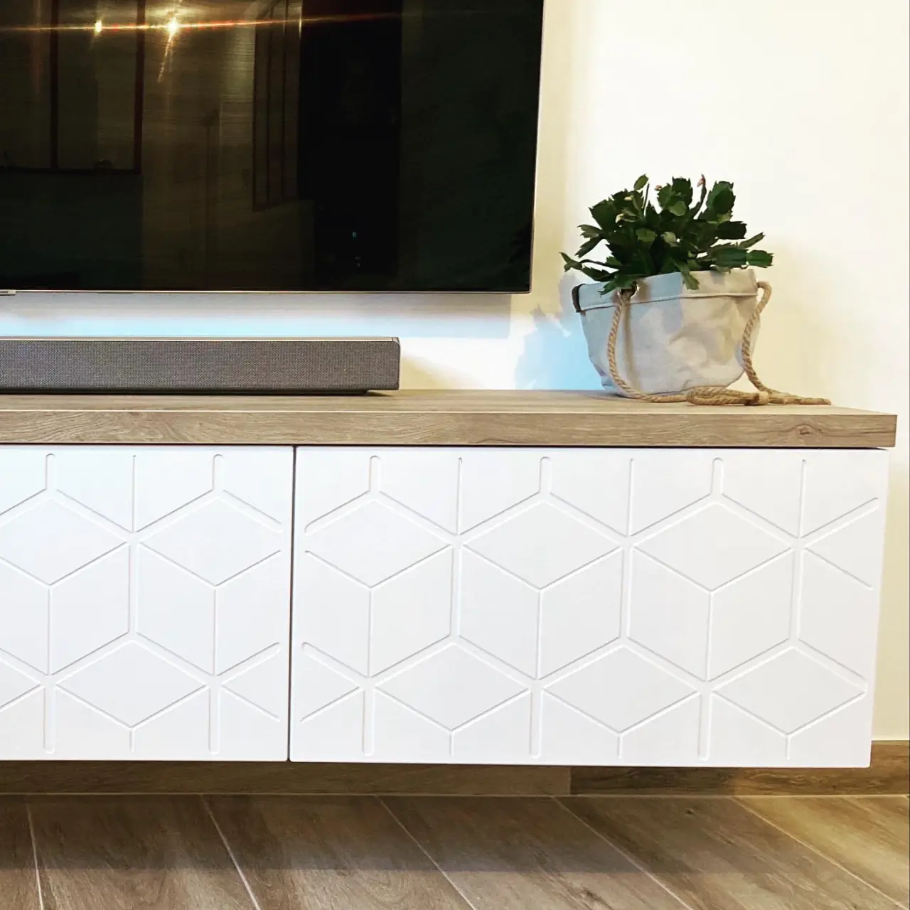 Création et pose d’un meuble TV suspendu sur mesure — Alliage Mobilier (2)