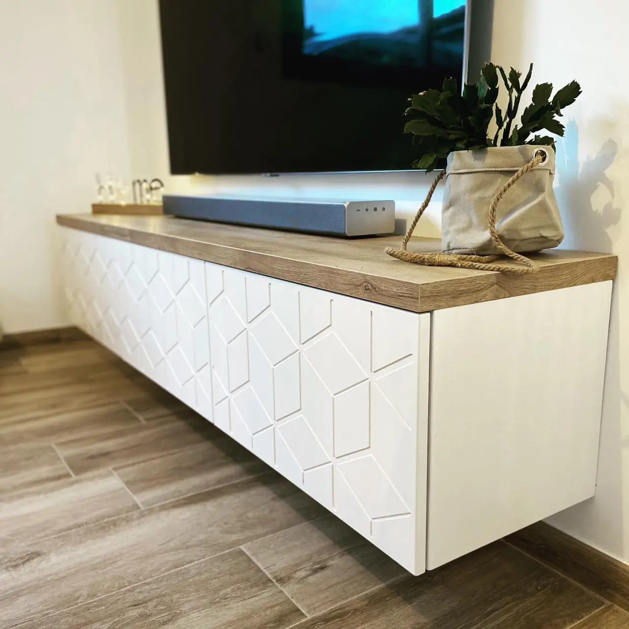 Création et pose d’un meuble TV suspendu sur mesure — Alliage Mobilier (4)