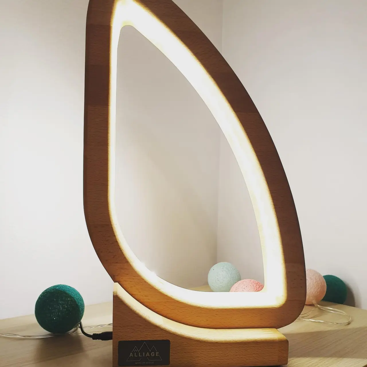 D’une lampe LED en Hêtre massif — Alliage Mobilier (1)