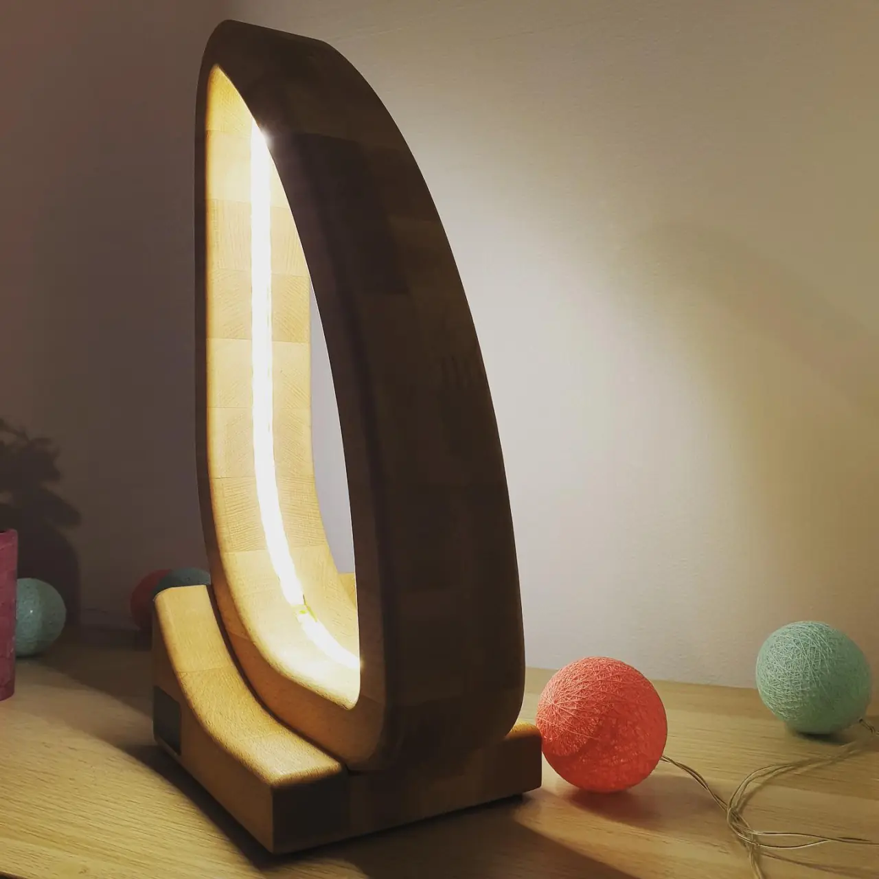 D’une lampe LED en Hêtre massif — Alliage Mobilier (2)