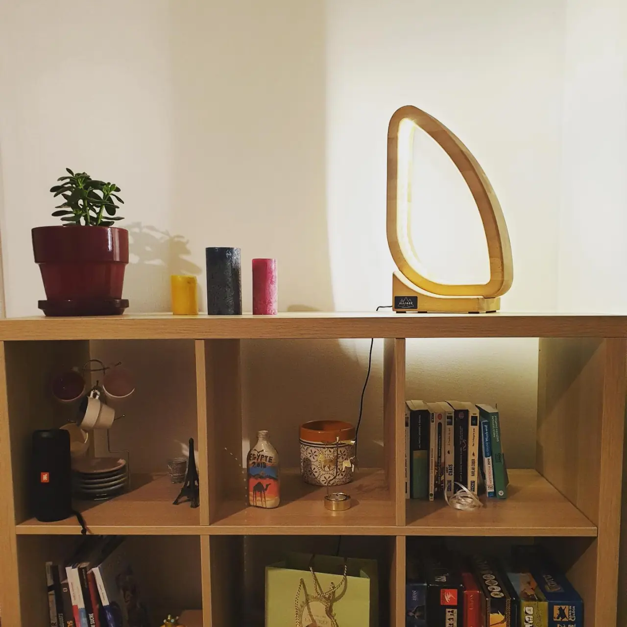D’une lampe LED en Hêtre massif — Alliage Mobilier (3)