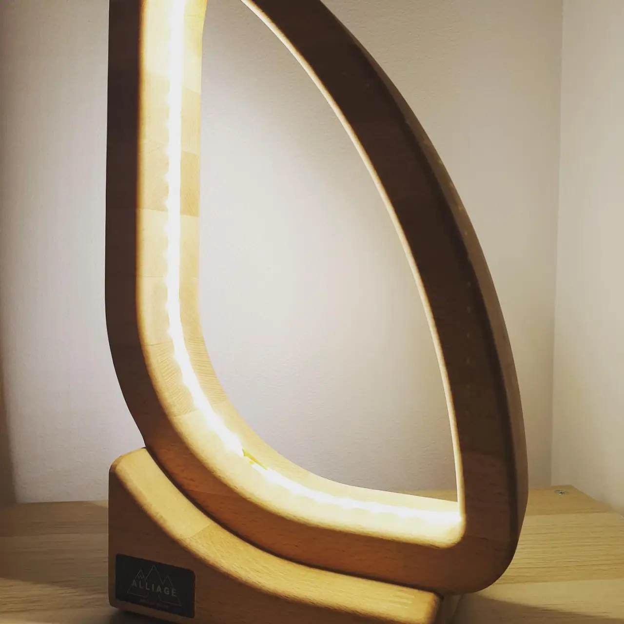 D’une lampe LED en Hêtre massif — Alliage Mobilier (4)