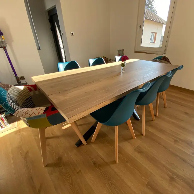D’une Table à manger avec plateau en stratifié chêne et… — Mobilier Alliage Mobilier