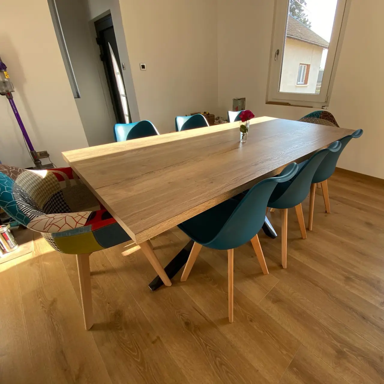 D’une Table à manger avec plateau en stratifié chêne et… — Alliage Mobilier (1)