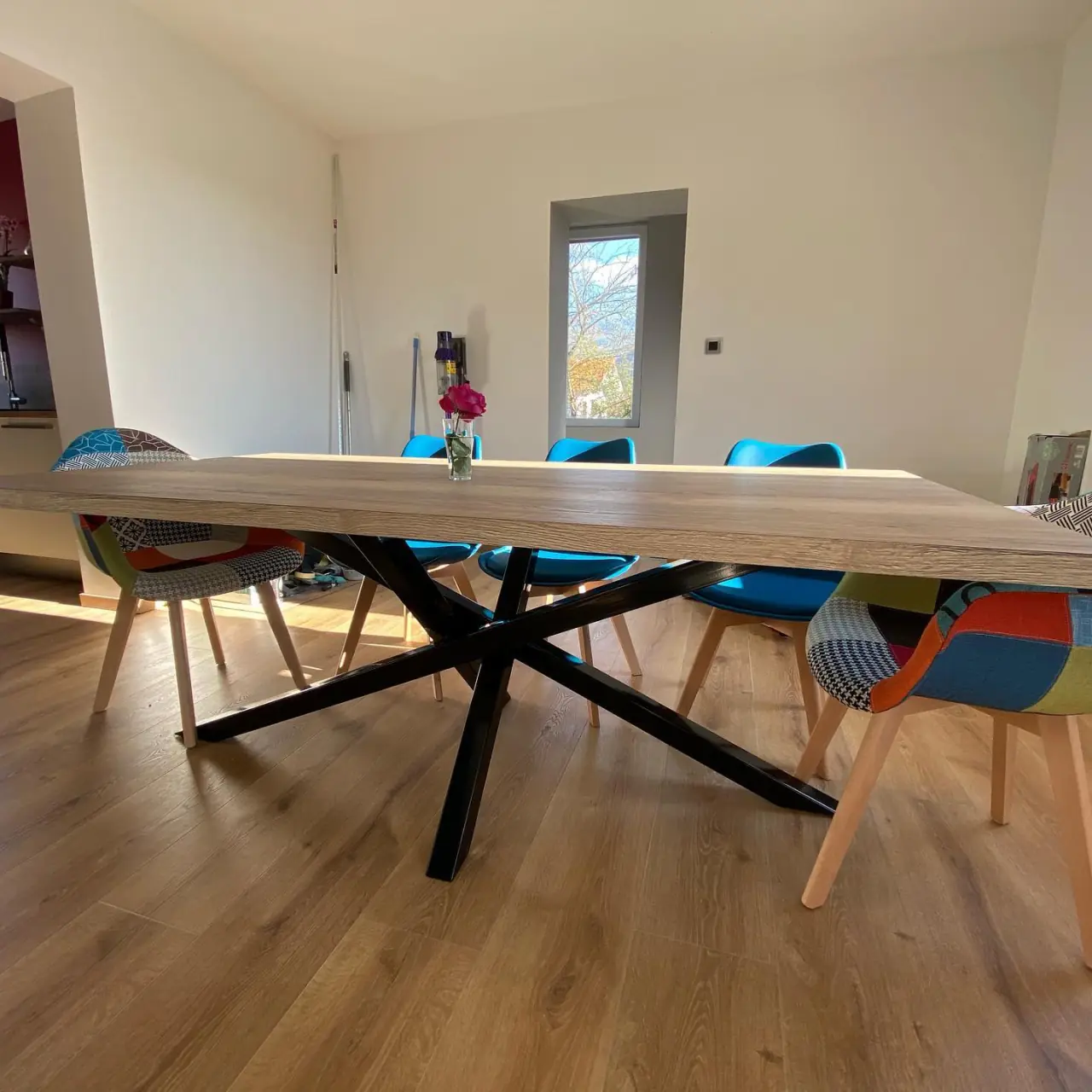 D’une Table à manger avec plateau en stratifié chêne et… — Alliage Mobilier (2)
