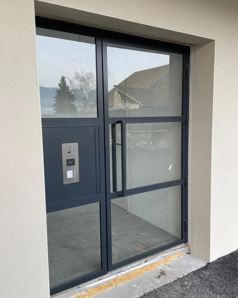 De cette belle porte d’entrée pour un nouveau bâtiment — Verrières Alliage Mobilier