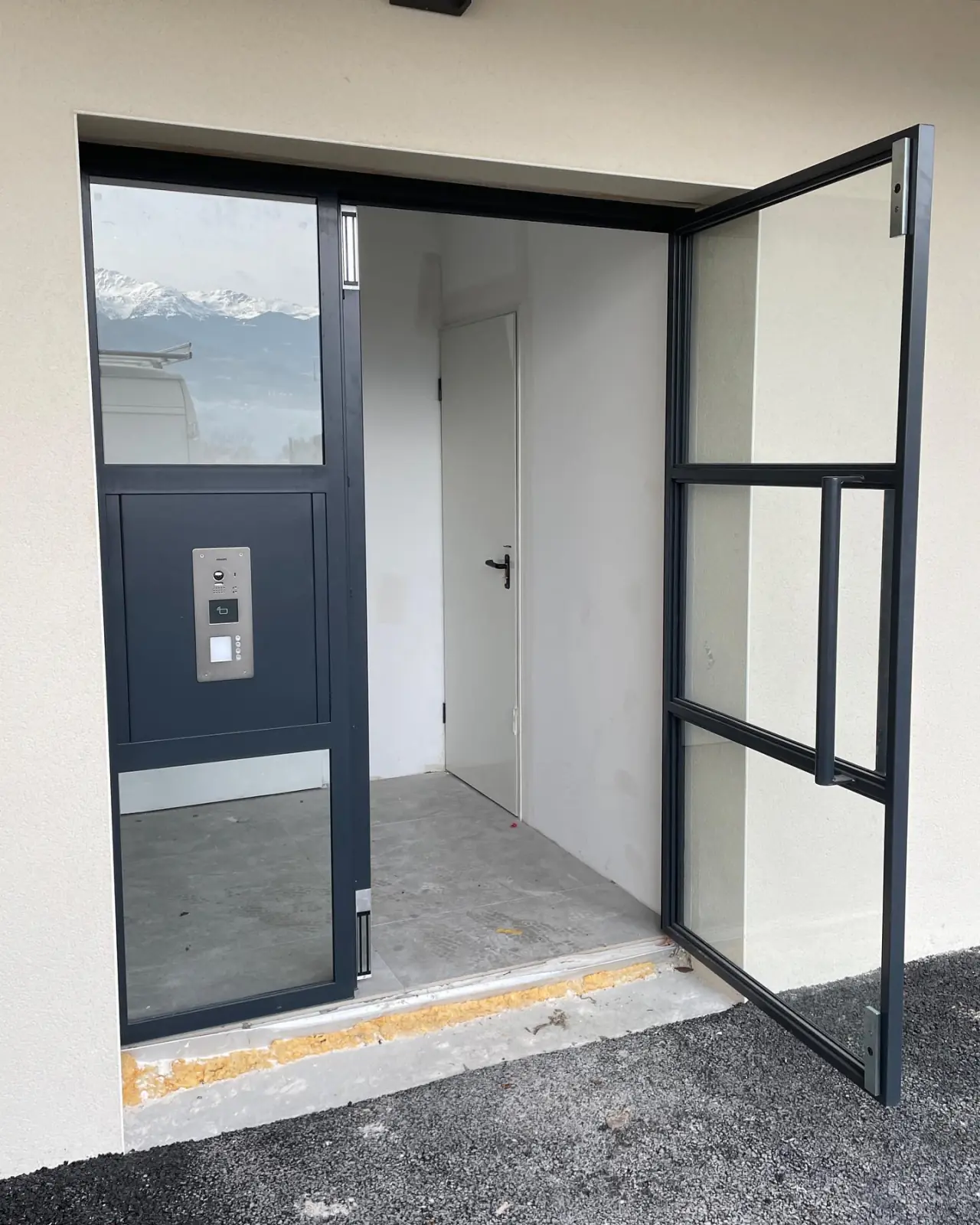 De cette belle porte d’entrée pour un nouveau bâtiment — Alliage Mobilier (2)