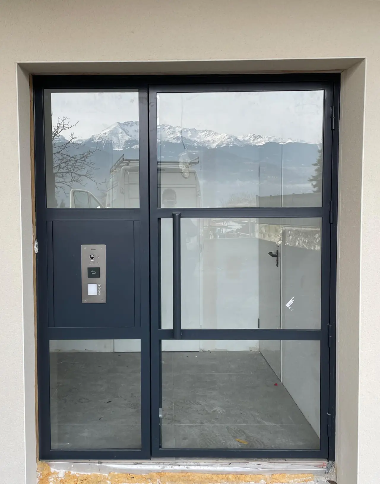 De cette belle porte d’entrée pour un nouveau bâtiment — Alliage Mobilier (3)