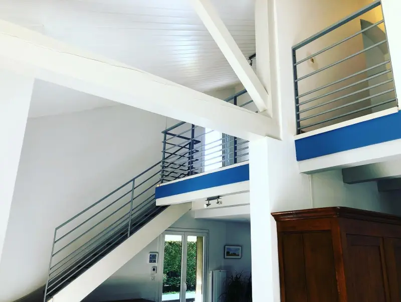 Démontage d’anciens garde-corps en bois et remontage par… — Escaliers Alliage Mobilier