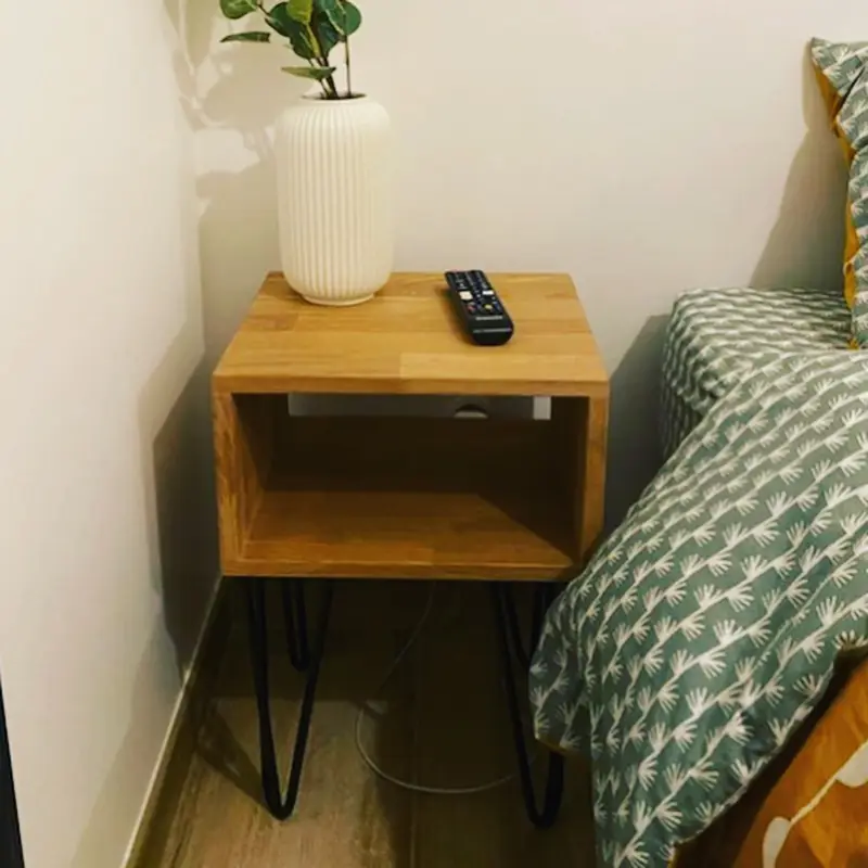 Deux petites tables de nuit en chêne et pieds acier en… — Mobilier Alliage Mobilier