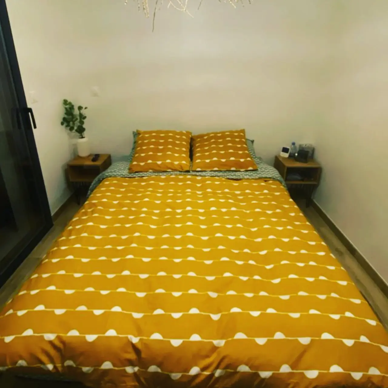 Deux petites tables de nuit en chêne et pieds acier en… — Alliage Mobilier (2)