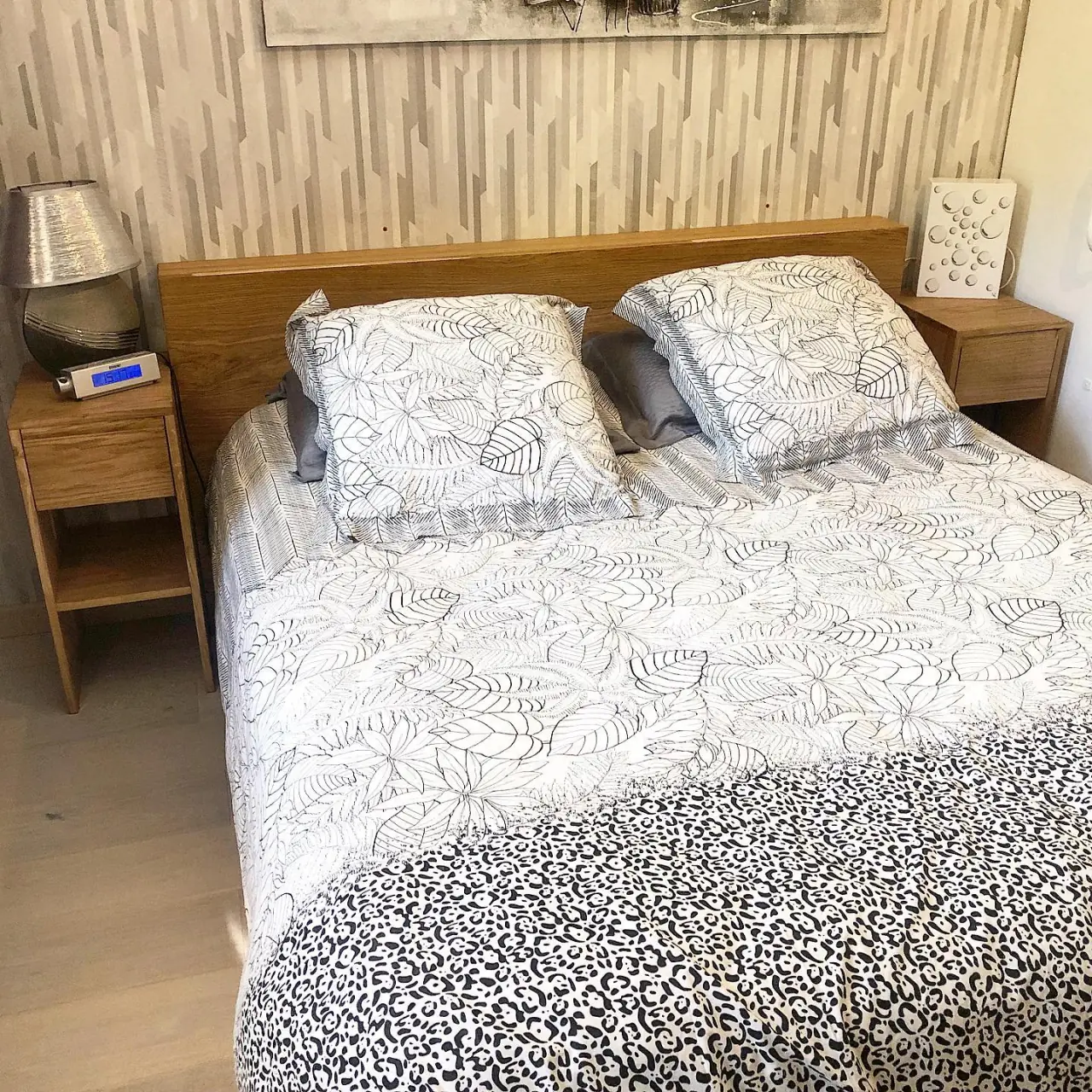 Ensemble tables de nuits et tête de lit en chêne massif… — Alliage Mobilier (2)