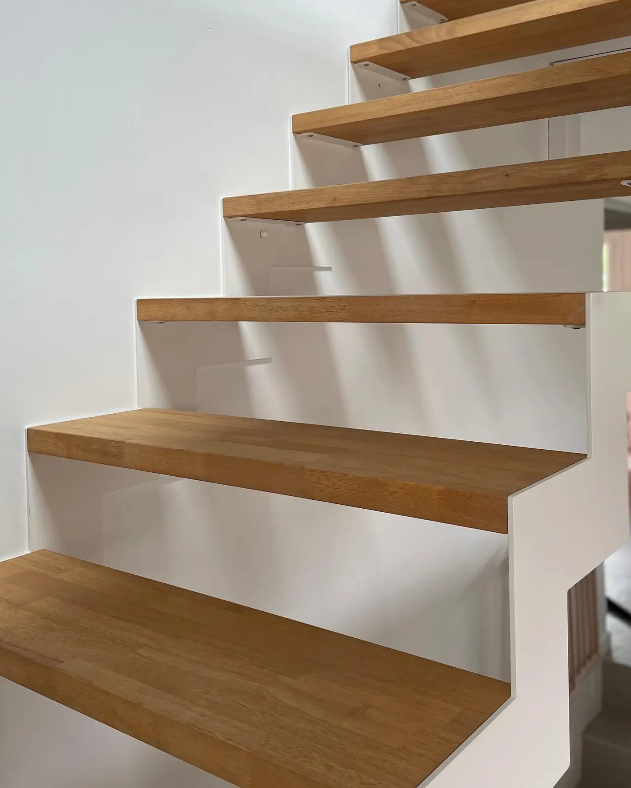Escalier 1/4 tournant avec limons crémaillère blanc — Alliage Mobilier (1)