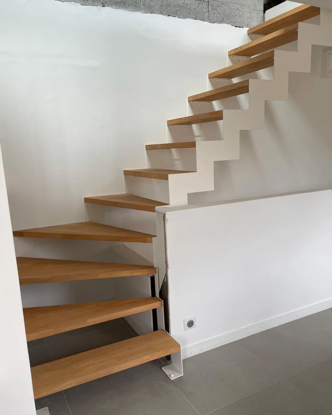 Escalier 1/4 tournant avec limons crémaillère blanc — Alliage Mobilier (2)