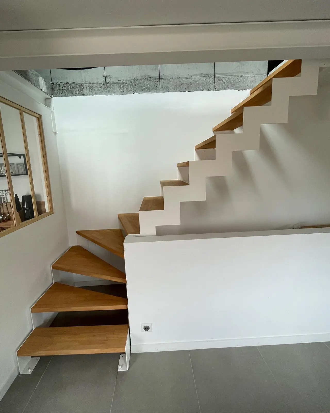 Escalier 1/4 tournant avec limons crémaillère blanc — Alliage Mobilier (3)