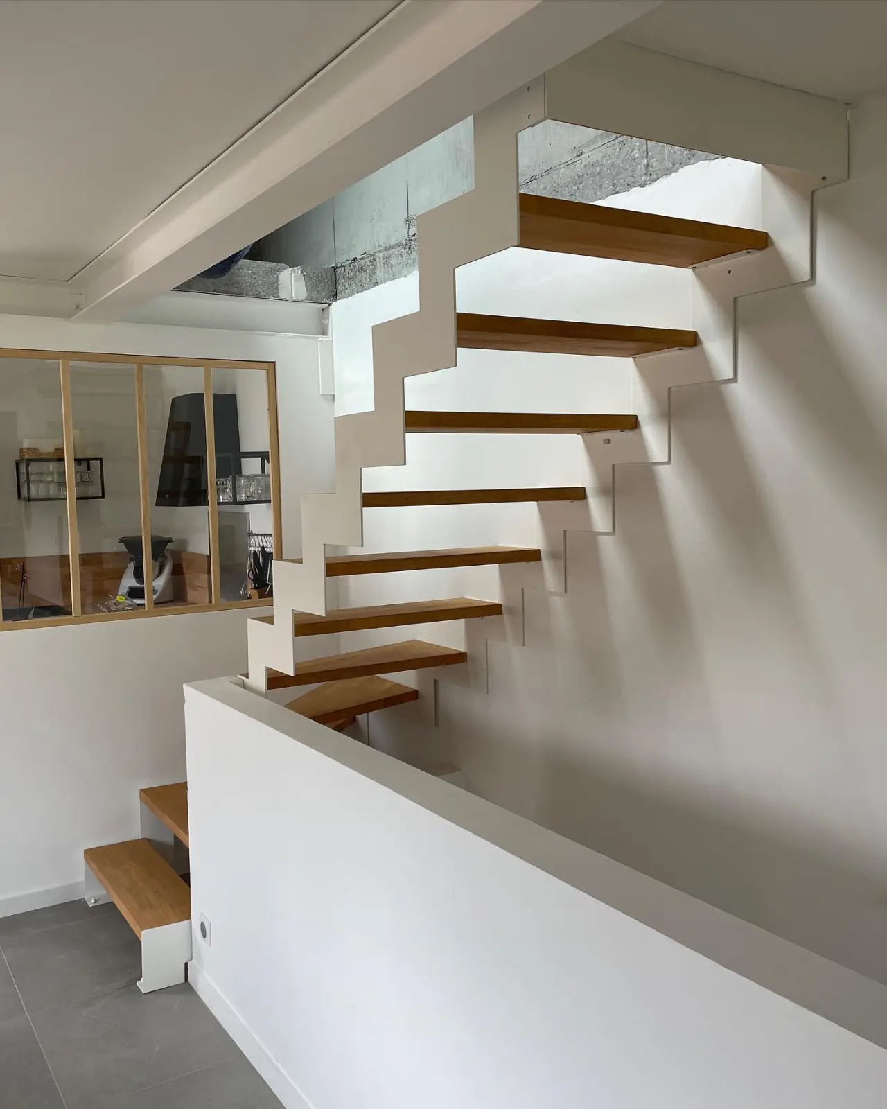 Escalier 1/4 tournant avec limons crémaillère blanc — Alliage Mobilier (4)