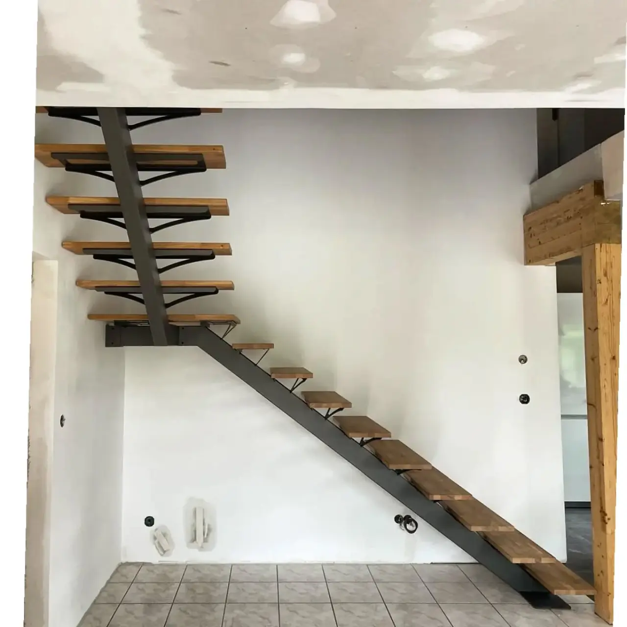 Escalier à limon central, acier thermolaqué et chêne huilé — Alliage Mobilier (2)