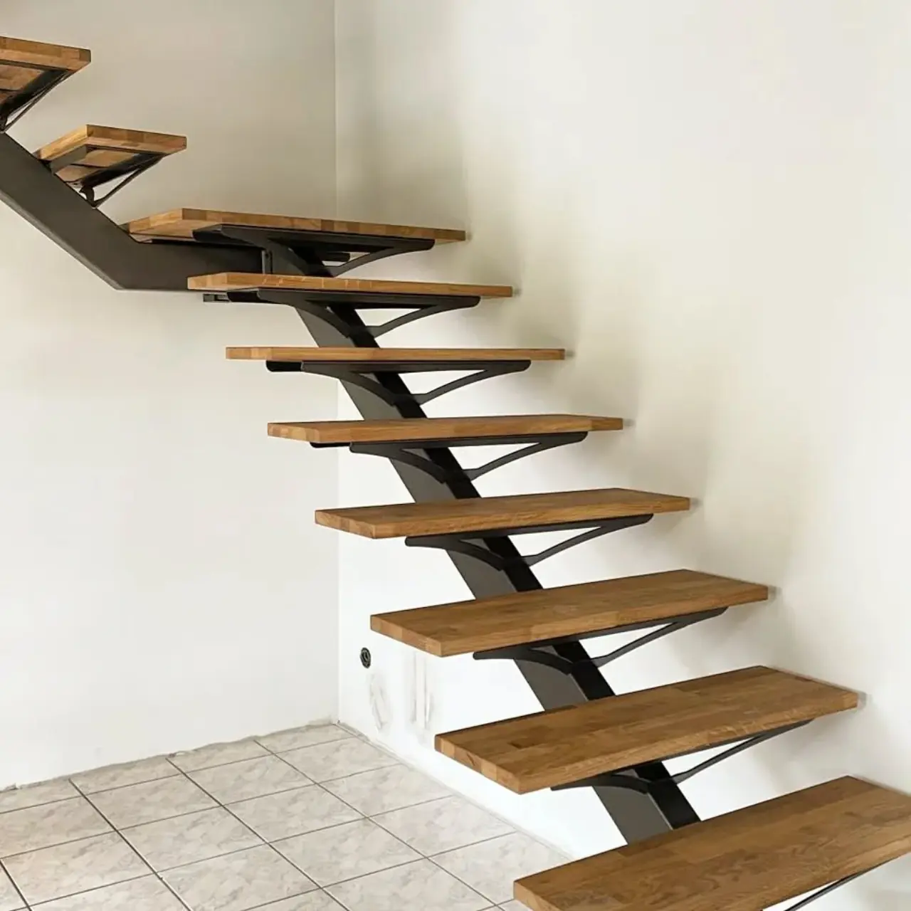 Escalier à limon central, acier thermolaqué et chêne huilé — Alliage Mobilier (3)
