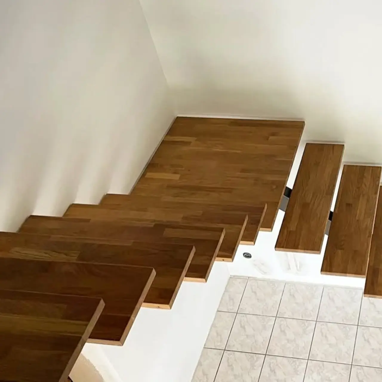 Escalier à limon central, acier thermolaqué et chêne huilé — Alliage Mobilier (4)
