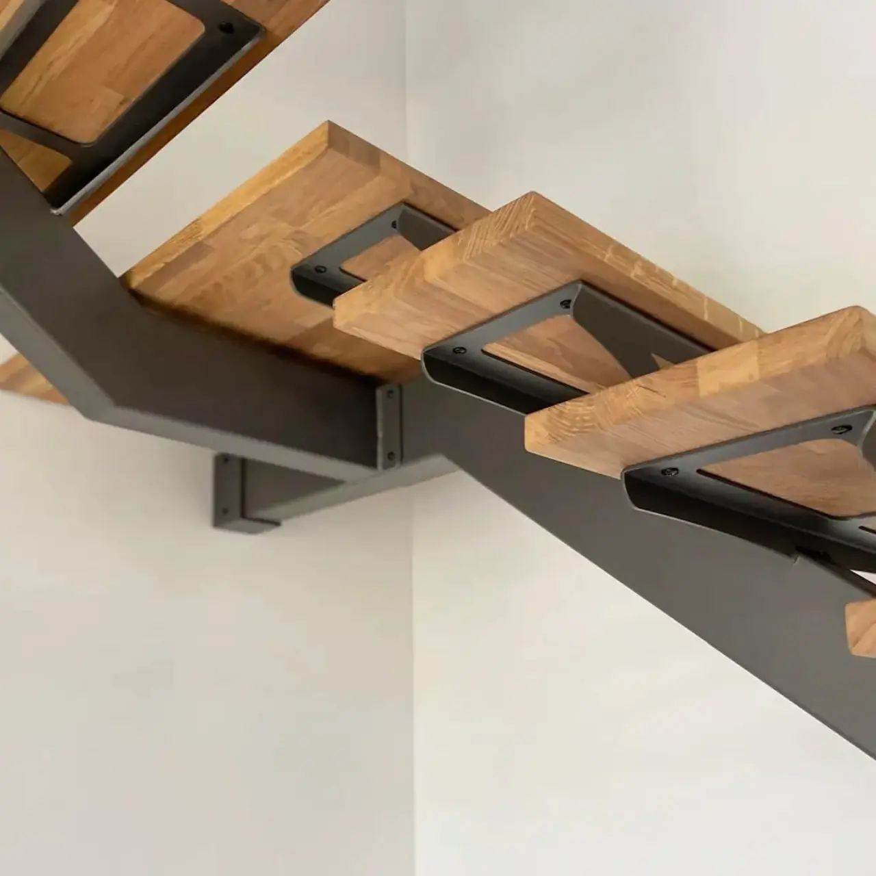 Escalier à limon central, acier thermolaqué et chêne huilé — Alliage Mobilier (5)