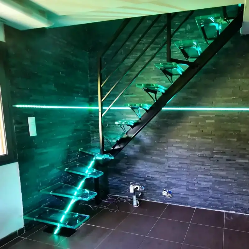 Escalier acier et marches en verre, avec éclairage led… — Escaliers Alliage Mobilier