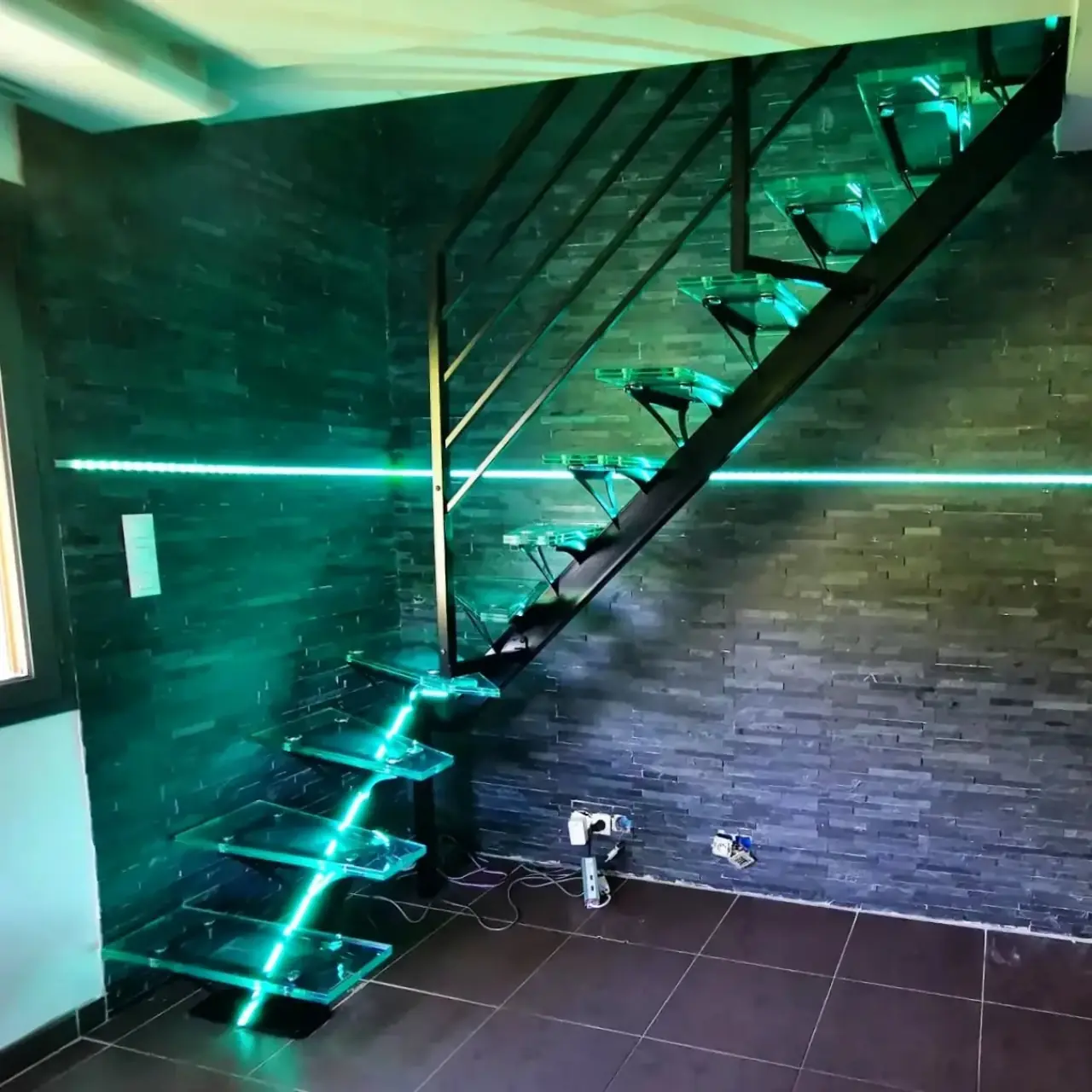 Escalier acier et marches en verre, avec éclairage led… — Alliage Mobilier (1)