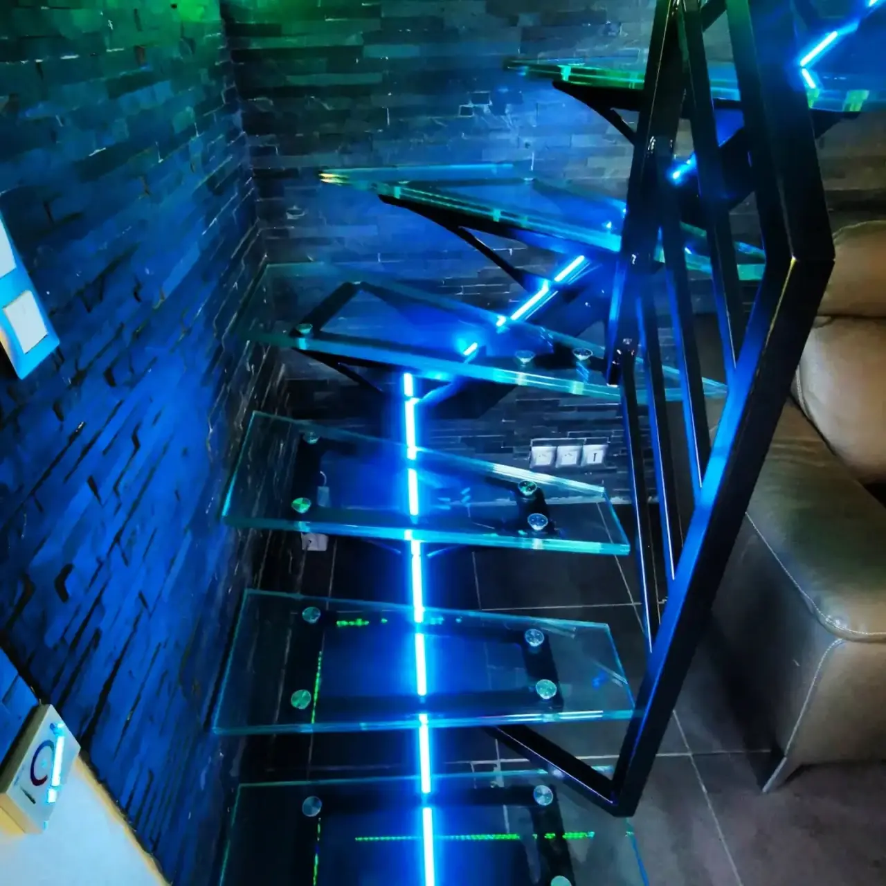 Escalier acier et marches en verre, avec éclairage led… — Alliage Mobilier (2)