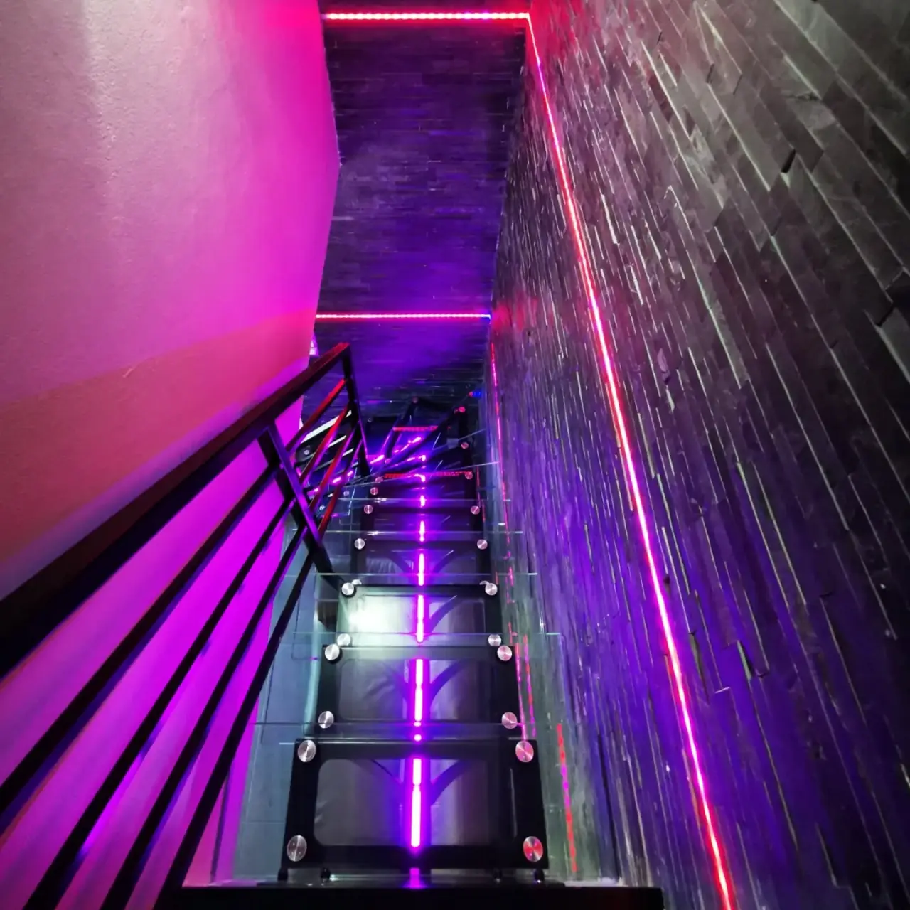 Escalier acier et marches en verre, avec éclairage led… — Alliage Mobilier (3)