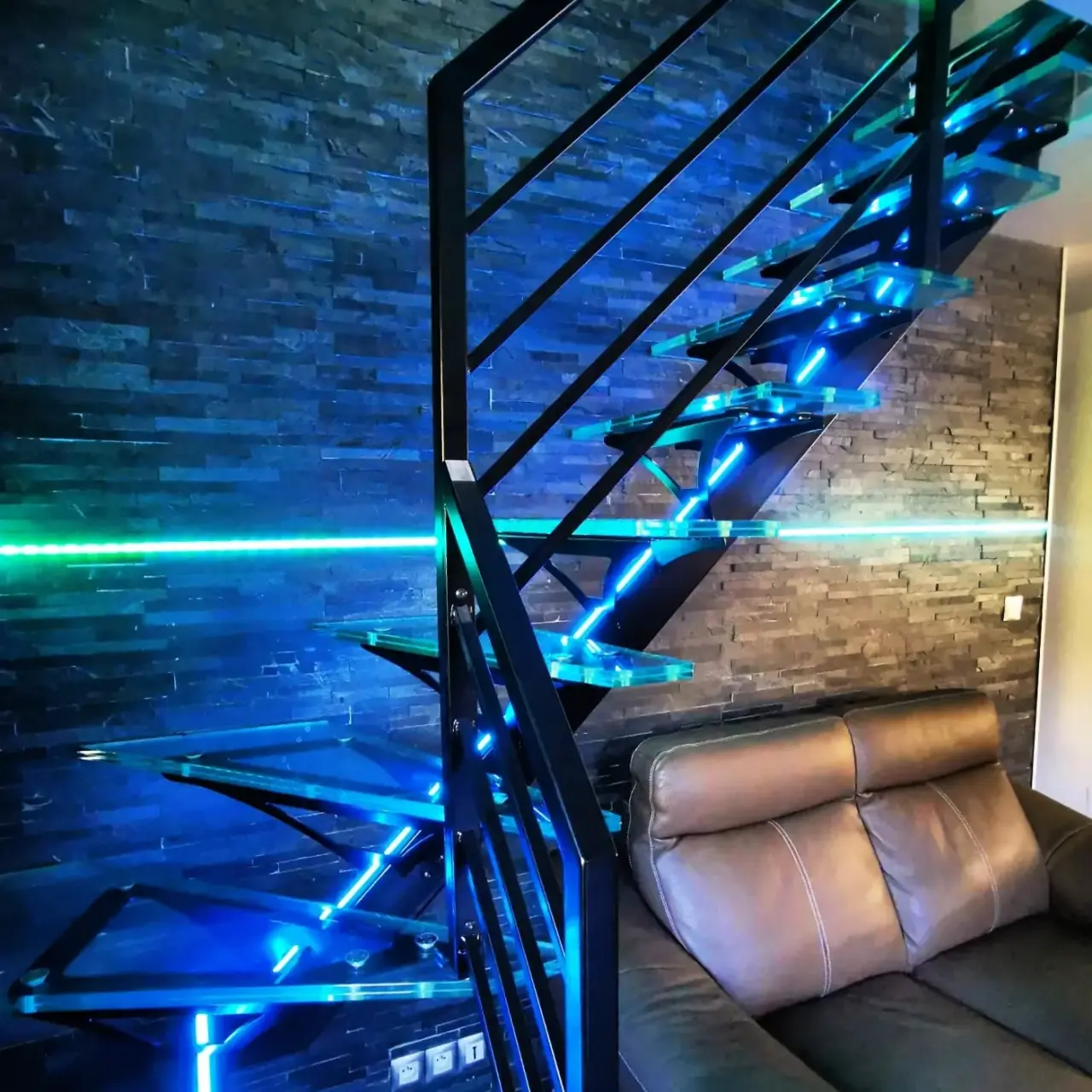 Escalier acier et marches en verre, avec éclairage led… — Alliage Mobilier (4)