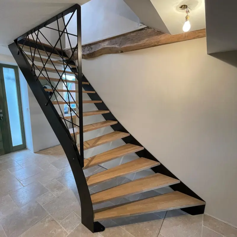 Escalier balancé pour une ancienne maison rénovée — Escaliers Alliage Mobilier