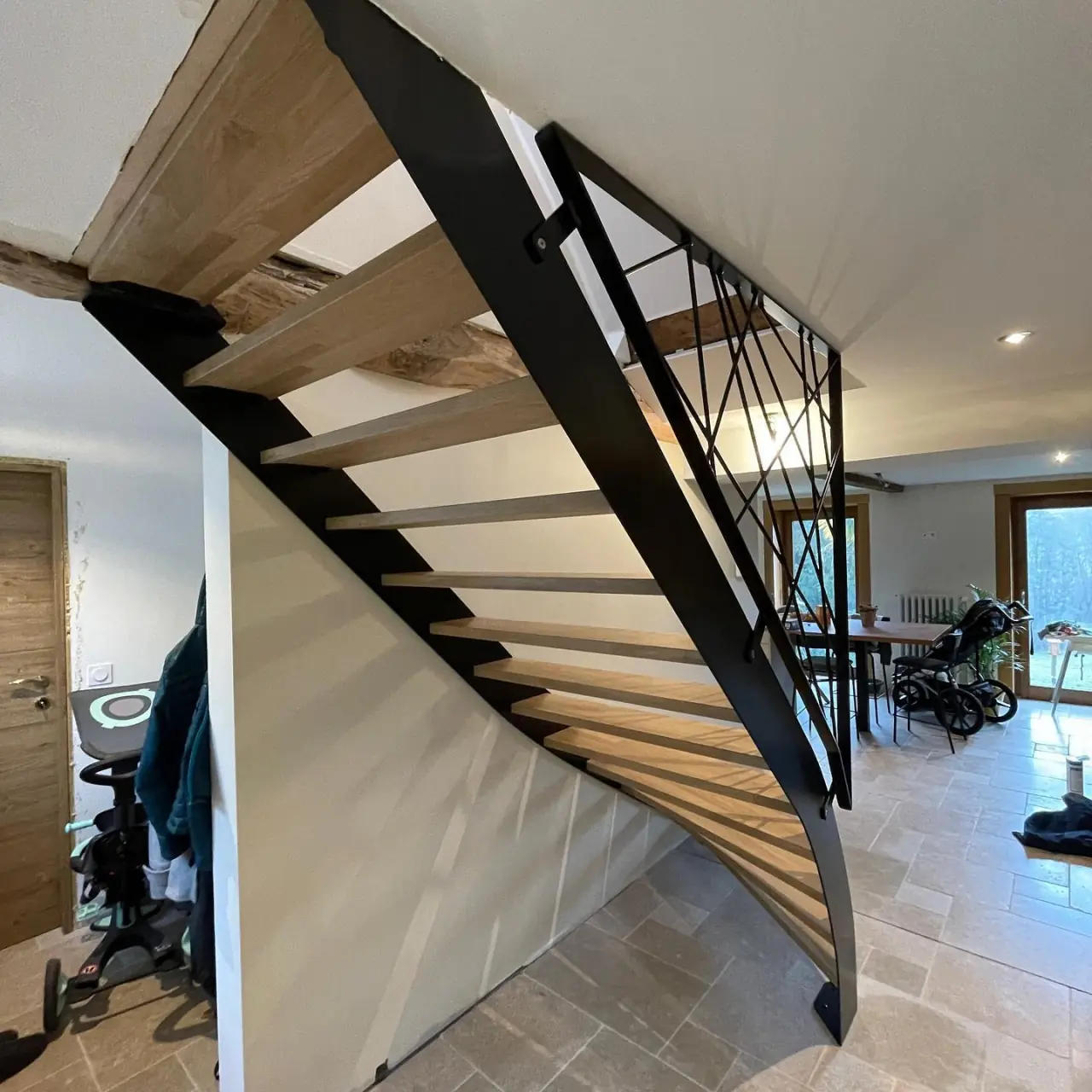 Escalier balancé pour une ancienne maison rénovée — Alliage Mobilier (3)