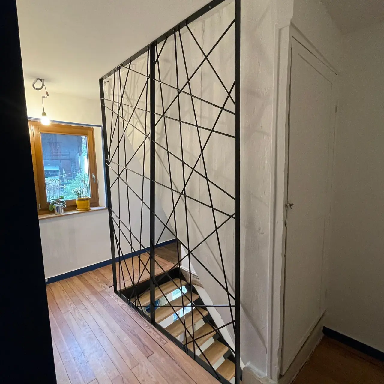 Escalier balancé pour une ancienne maison rénovée — Alliage Mobilier (5)