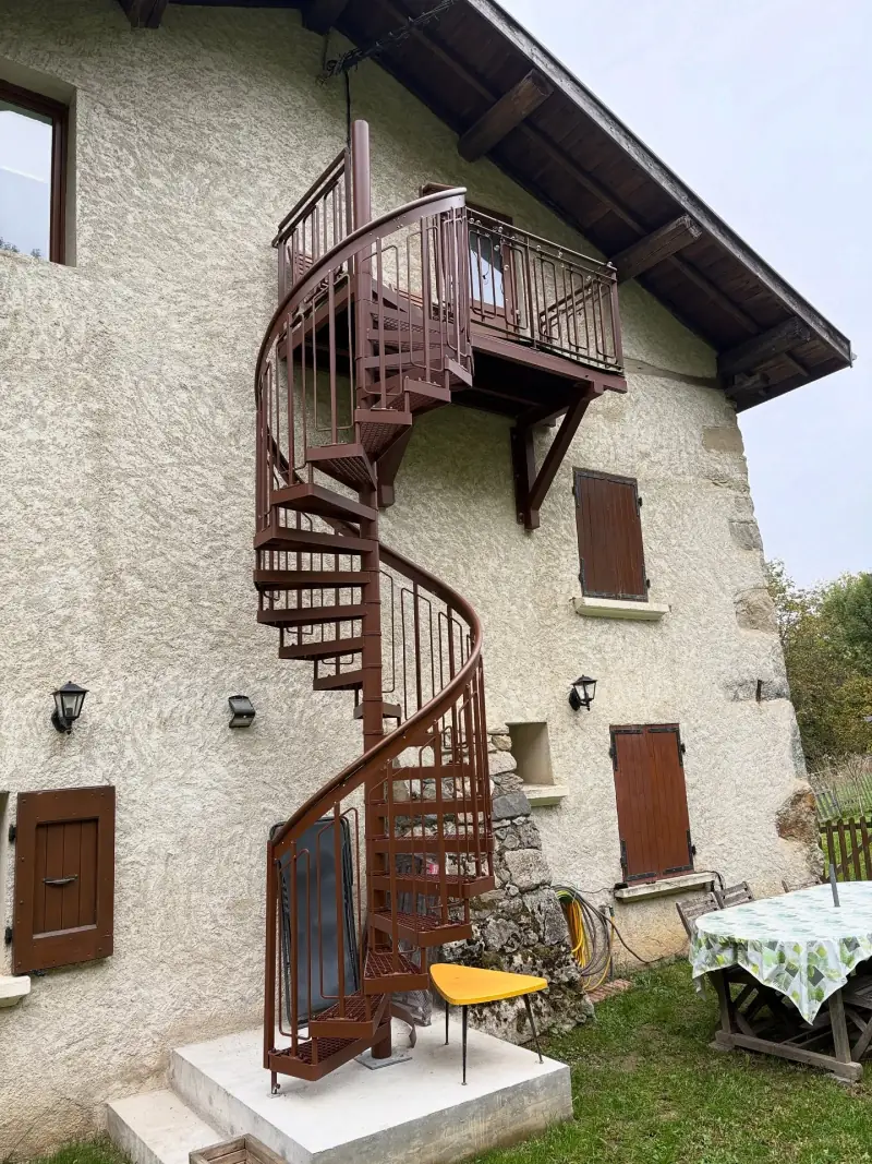 Escalier colimaçon & balcon — Escaliers Alliage Mobilier