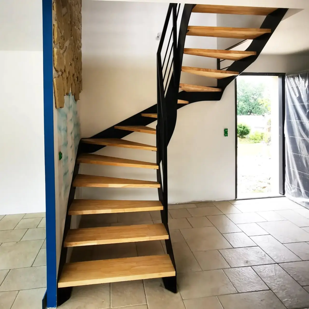 Escalier double quart tournant, limons acier et marchés… — Alliage Mobilier (2)