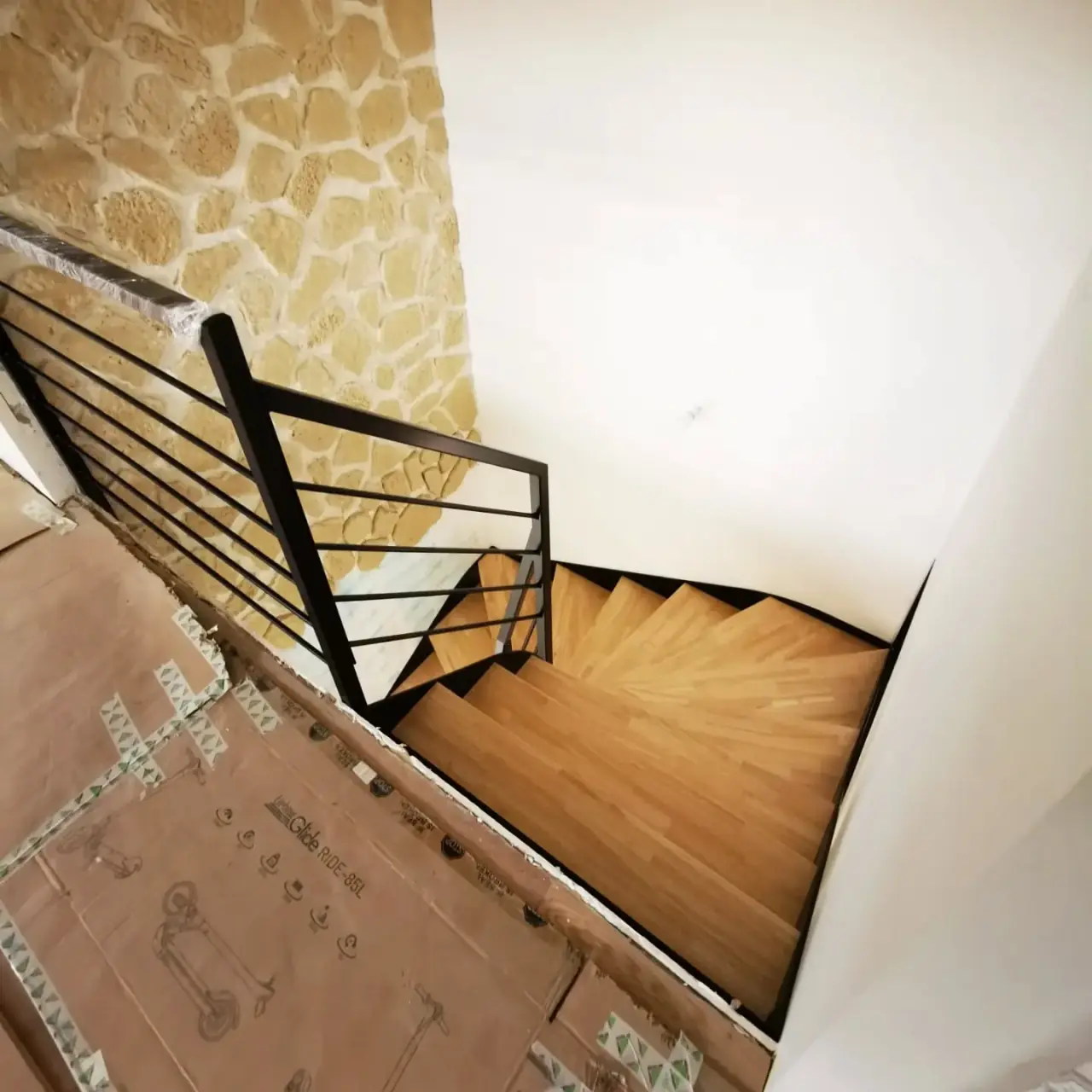 Escalier double quart tournant, limons acier et marchés… — Alliage Mobilier (4)